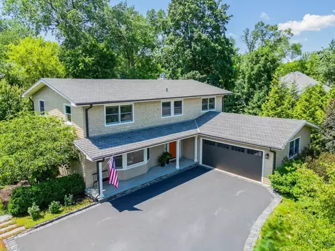 821 Sandstone Dr, Libertyville, IL 60048