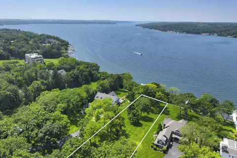 630 S Lake Shore Dr, Lake Geneva, WI 53147