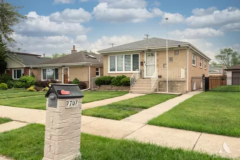 7707 Moody Ave, Burbank, IL 60459