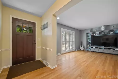 Entry Way - 1009 E Bailey Rd, Naperville, IL 60565 photo 1 of 1