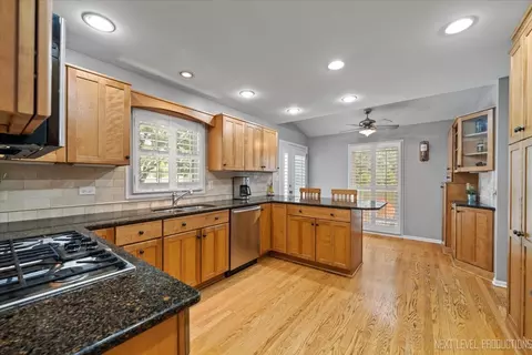 Kitchen - 1009 E Bailey Rd, Naperville, IL 60565 photo 4 of 4