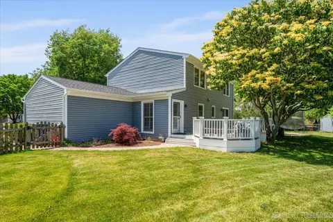 Exterior - 1009 E Bailey Rd, Naperville, IL 60565 photo 4 of 6