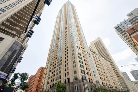 33 W Ontario St #P10-W02, Chicago, IL 60654