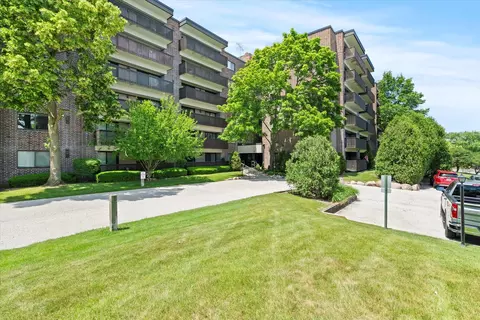 920 Vose Dr #612, Gurnee, IL 60031
