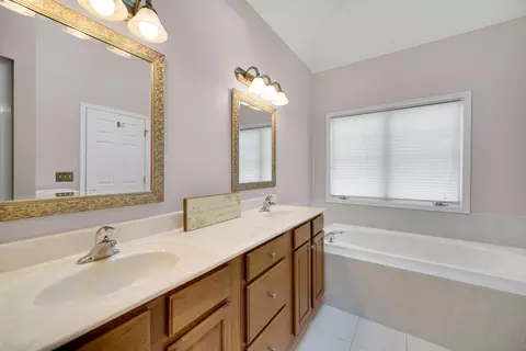 Bath - 3720 Bunker Hill Dr, Algonquin, IL 60102 photo 1 of 4