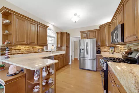 Kitchen - 3720 Bunker Hill Dr, Algonquin, IL 60102 photo 2 of 4