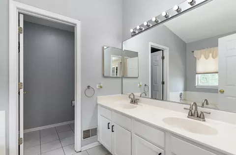Bath - 2258 Halsted Ln, Aurora, IL 60503 photo 2 of 3