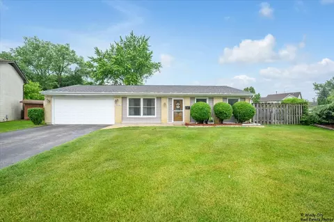 8246 N Applewood Ct, Hanover Park, IL 60133