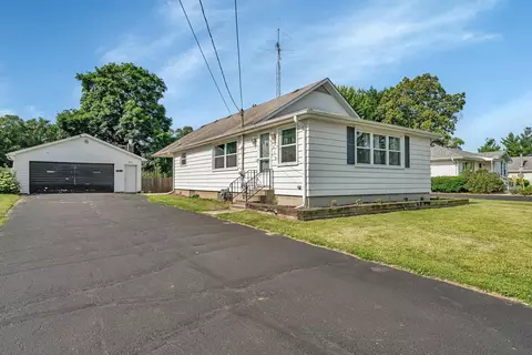 215 W Southmor Rd, Morris, IL 60450