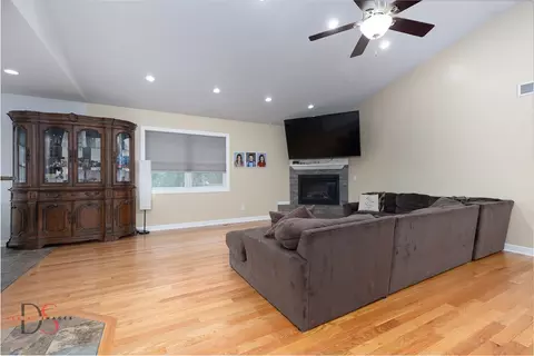 Living - 1661 Locust Rd, Morris, IL 60450 photo 1 of 2