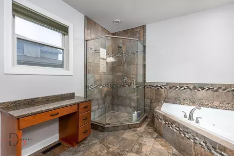 Bath - 1661 Locust Rd, Morris, IL 60450 photo 3 of 4