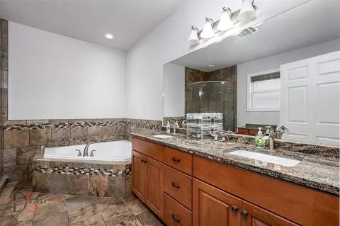 Bath - 1661 Locust Rd, Morris, IL 60450 photo 2 of 4