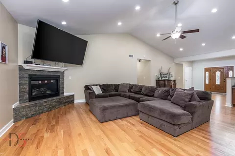 Living - 1661 Locust Rd, Morris, IL 60450 photo 2 of 2