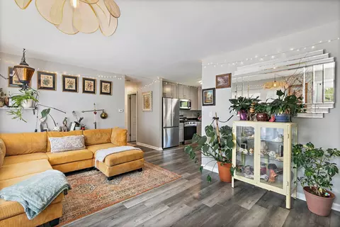 Living - 2714 Killarney Dr, Cary, IL 60013 photo 2 of 2