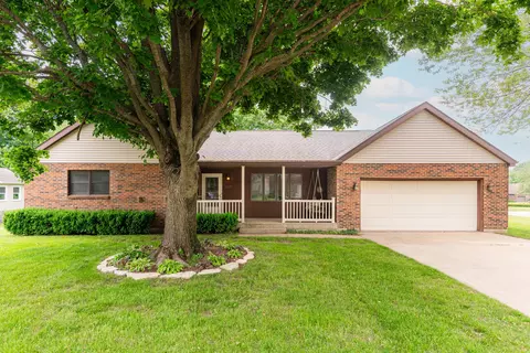401 Fieldstone Ln, Dixon, IL 61021