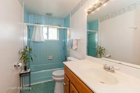 Bath - 519 67th Pl, Willowbrook, IL 60527 photo 1 of 1