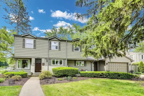 1311 E Woodford Pl, Arlington Heights, IL 60004