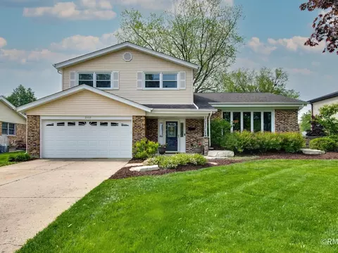 2105 E Mulberry Ln, Arlington Heights, IL 60004