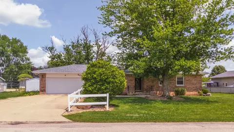 305 S Eighth Ave, Chenoa, IL 61726 photo 2