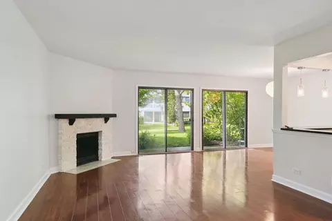 Living - 1053 Scanlon Dr #B1, Wheeling, IL 60090 photo 3 of 4