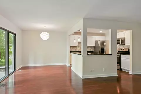 Living - 1053 Scanlon Dr #B1, Wheeling, IL 60090 photo 1 of 4