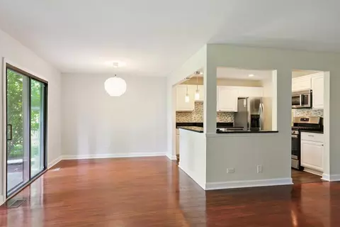 Living - 1053 Scanlon Dr #B1, Wheeling, IL 60090 photo 2 of 4