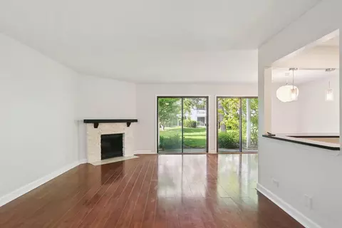Living - 1053 Scanlon Dr #B1, Wheeling, IL 60090 photo 4 of 4