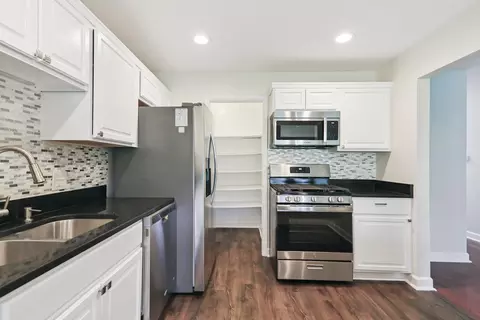Kitchen - 1053 Scanlon Dr #B1, Wheeling, IL 60090 photo 2 of 2
