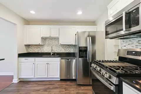 Kitchen - 1053 Scanlon Dr #B1, Wheeling, IL 60090 photo 1 of 2