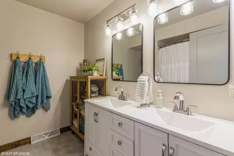 Bath - 25332 W Willow Dr, Plainfield, IL 60544 photo 3 of 3