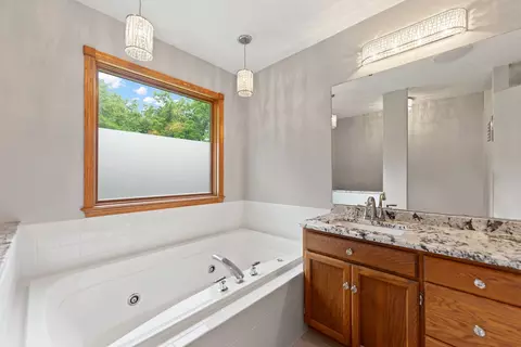 Bath - 219 Eaglewood Pl, Rockton, IL 61072 photo 4 of 5