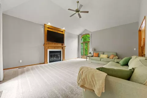 Living - 219 Eaglewood Pl, Rockton, IL 61072 photo 3 of 5