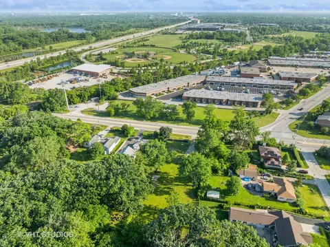 9517 W Central Rd, Des Plaines, IL 60016 photo 4