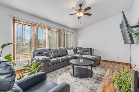 Living - 2326 Olde Mill Rd, Plainfield, IL 60586 photo 3 of 5