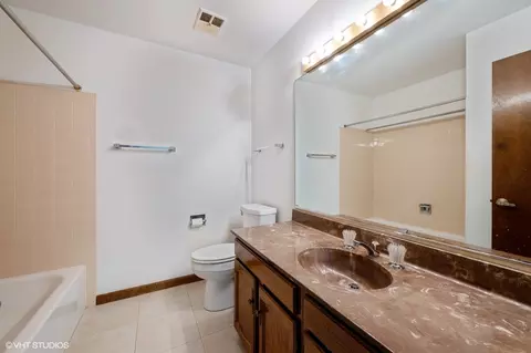 4085 N New Britton Dr, Hoffman Estates, IL 60192 photo 13