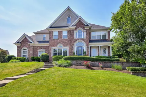 624 Pottawatomie Trl, Batavia, IL 60510