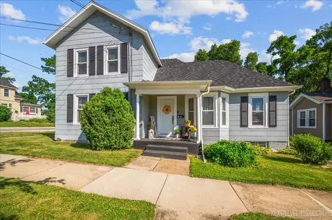 704 Cedar Ave, Saint Charles, IL 60174