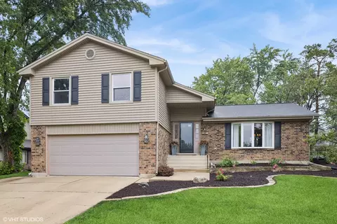 647 Farnham Ln, Wheaton, IL 60189