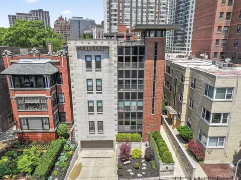 506 W Roscoe St #201, Chicago, IL 60657