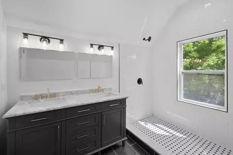 Bath - 8317 S Constance Ave, Chicago, IL 60617 photo 1 of 2