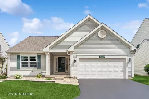 1028 Orchard Lake Dr, Aurora, IL 60506