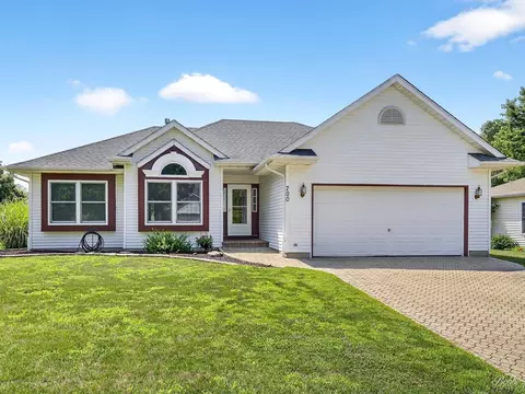 700 Cottonwood Cir, Genoa, IL 60135