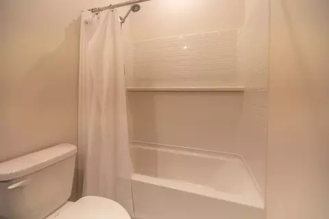 Bath - Undisclosed, Elgin, IL 60124 photo 1 of 2