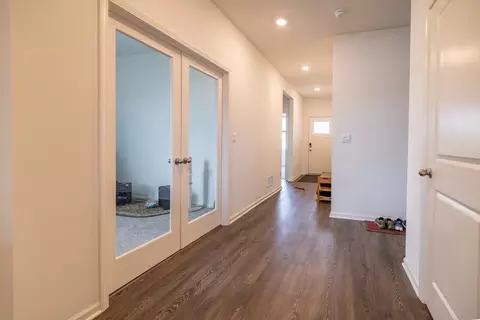 Entry Way - Undisclosed, Elgin, IL 60124 photo 3 of 5
