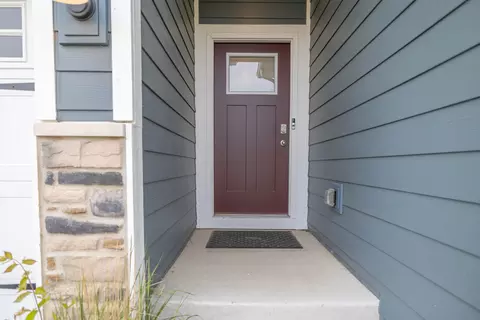 Entry Way - Undisclosed, Elgin, IL 60124 photo 1 of 5