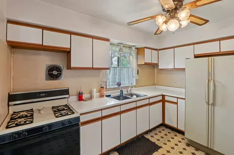 225 Bode Rd, Hoffman Estates, IL 60169 photo 10
