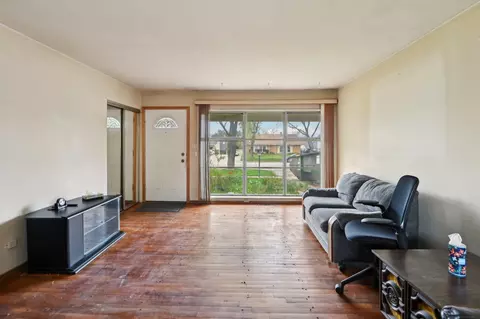 225 Bode Rd, Hoffman Estates, IL 60169 photo 3