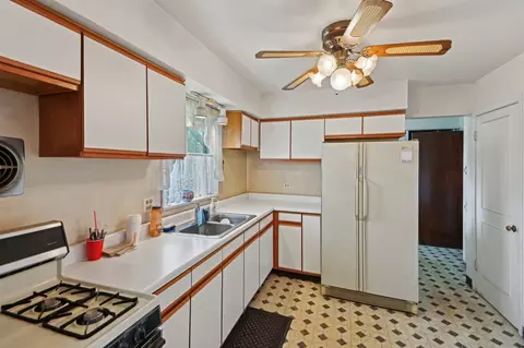 225 Bode Rd, Hoffman Estates, IL 60169 photo 9