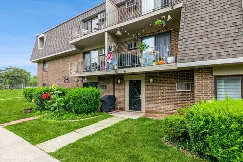 Exterior - 234 E Bailey Rd #B, Naperville, IL 60565 photo 1 of 2