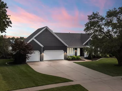 11 Smokey Ct, Bloomington, IL 61704